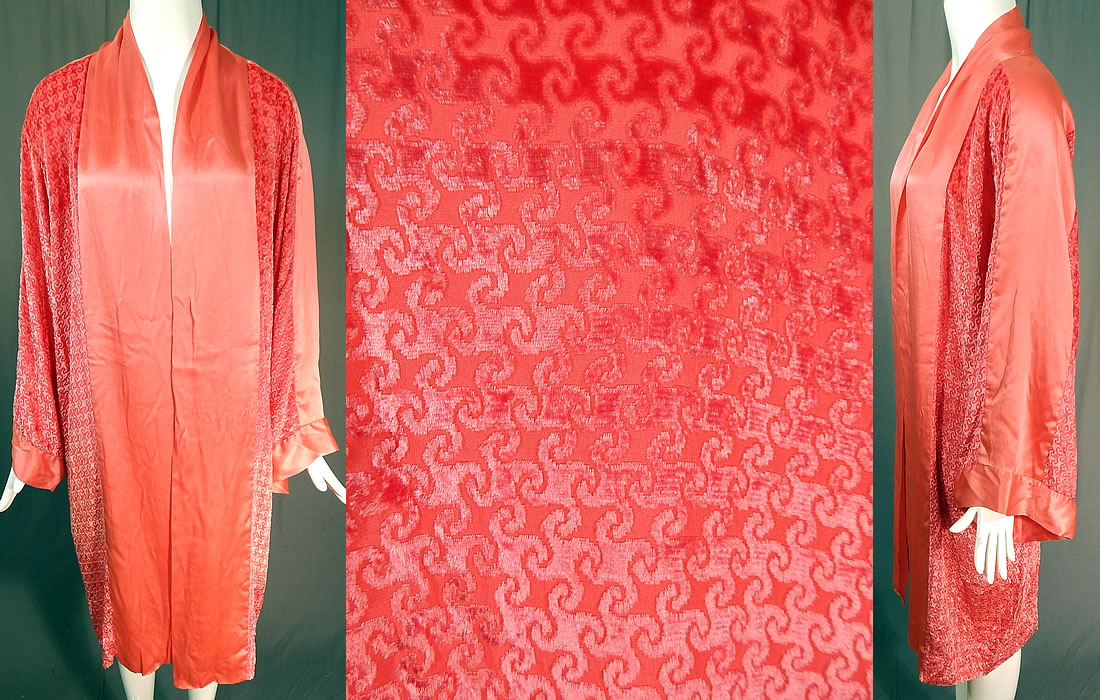 Vintage Art Deco Pink Burnout Voided Velvet Devore Flapper Kimono Robe Coat
This vintage Art Deco pink burnout voided velvet devore flapper kimono robe coat dates from the 1920s. It is made of a fuchsia pink silk voided cut velvet burnout devore fabric, with a houndstooth spiral pattern designs and pink silk satin trim edging along the front opening and sleeve cuffs. 
