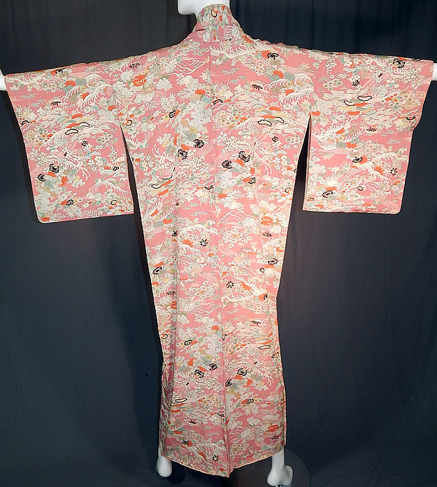 Vintage Japanese Geisha Pink Silk Screen Floral Water Waves Kimono
This pretty pink Japanese geisha kimono robe has an open front with no closure, full kimono sleeves and is fully lined in a two tone pink and white silk fabric inside.