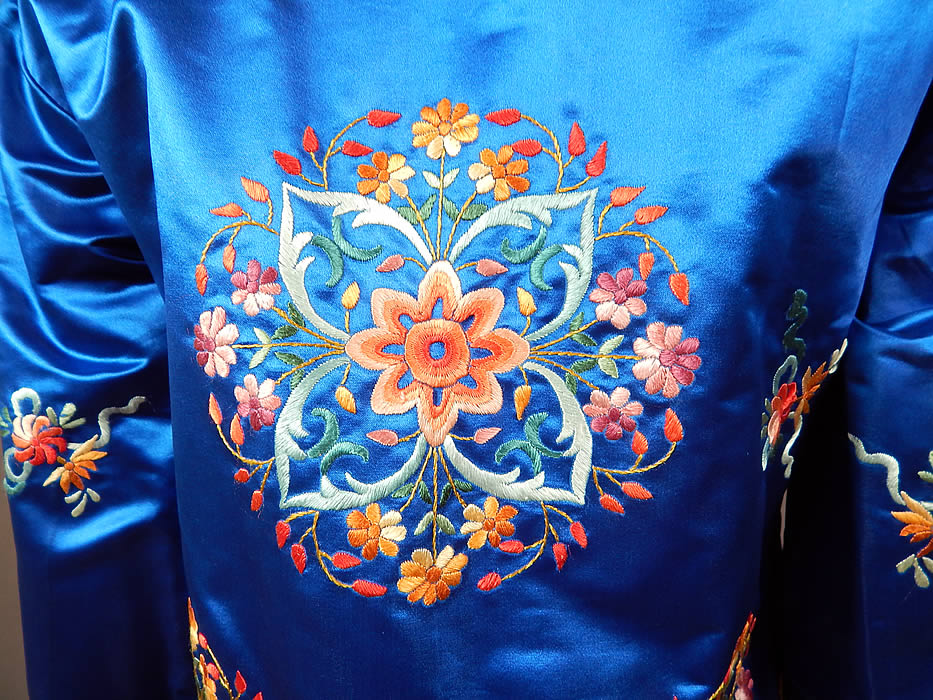 Vintage Bai hua Chinese Blue Silk Rayon Embroidered Pajamas Pants Robe NWT
This is truly a wonderful piece of wearable antique Chinese textile art!