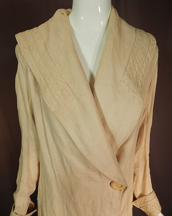 Vintage Ecru Linen Sailor Shawl Collar Womens Duster Driving Motoring Coat
This wonderful women's duster motoring coat is a long floor length, with a wide lapel shawl sailor style collar, long sleeves with rolled cuffs, 2 large celluloid buttons on the side front for closure and is unlined. The coat measures 50 inches long, with a 38 inch bust, 34 inch waist, 14 inch back and 25 inch long sleeves. 