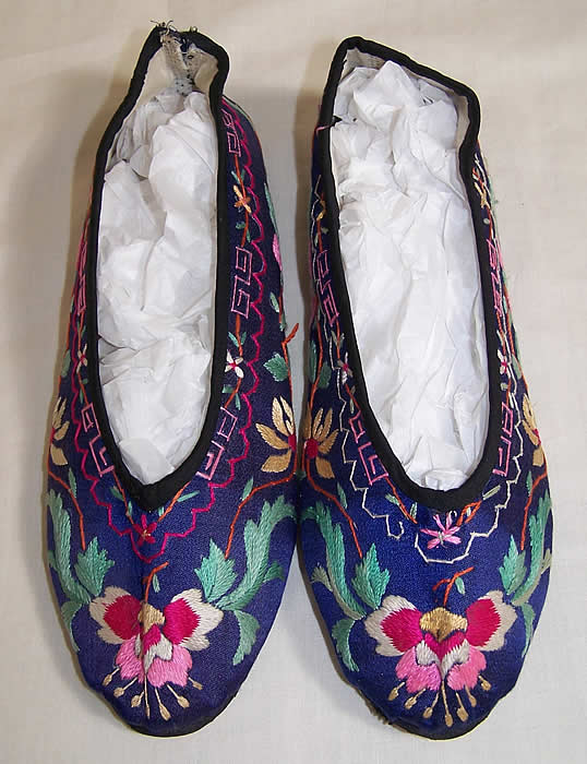 Chinese Silk Embroidered Slipper Shoes     Front view.