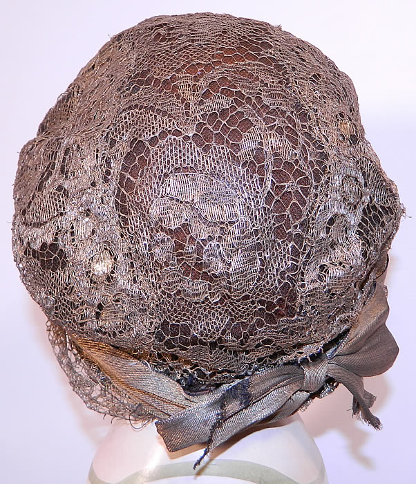 Vintage Art Deco Gold Lame Lam&eacute; Lace Flapper Cloche Hat. It is in good condition, with only some slight fraying of the inside lining. This is truly a wonderful piece of wearable Art Deco millinery art!
