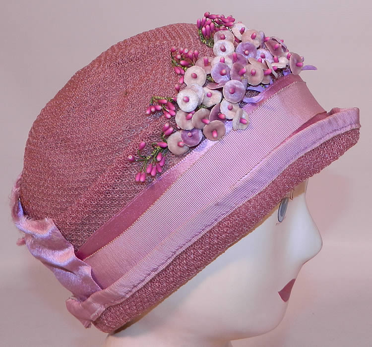 Vintage Tenne Hats Purple Lilac Woven Straw Lavender Flower Flapper Cloche. This fabulous flapper cloche style summer hat has a form fitting style with a slight rolled upturned brim.