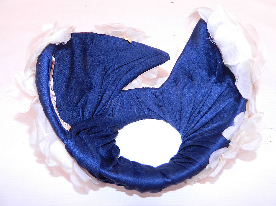 Vintage Rosa et Valentine Paris Label Blue Silk White Magnolia Flower Fascinator Hat
It is in good condition, with only a few tiny faint foxing age spot stains on the flower trim. This is truly a wonderful piece of quality made wearable millinery art! 