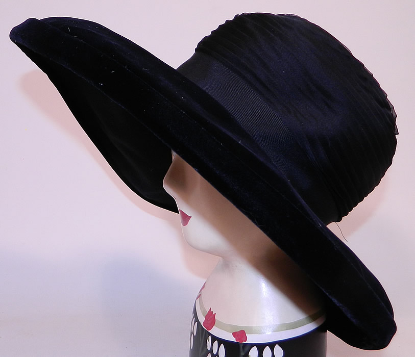 Vintage Joseph Magnin Black Pleated Ruched Silk Velvet Wide Brim Hat 
This stunning large "New Look" evening hat has an oversized wide brim with a rolled padded bumper trim around the edging. 