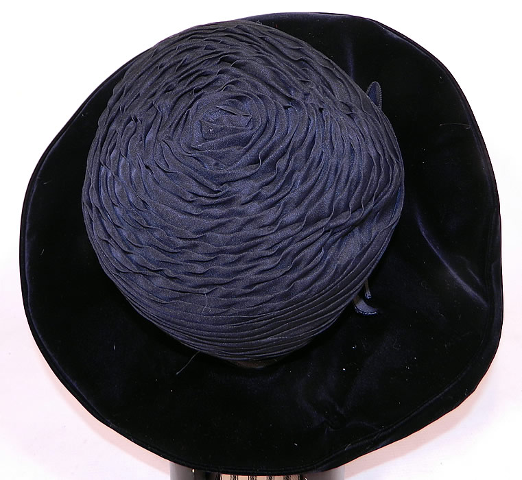 Vintage Joseph Magnin Black Pleated Ruched Silk Velvet Wide Brim Hat 
It is in good condition. 