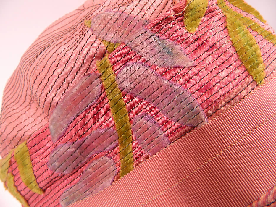Vintage Art Deco Pink Silk Burnout Voided Velvet Floral Quilted Flapper Cloche Hat
This fabulous flapper cloche style hat has a form fitting style with slight front brim, pink grosgrain ribbon hatband trim and is fully lined in a pink silk fabric inside.
