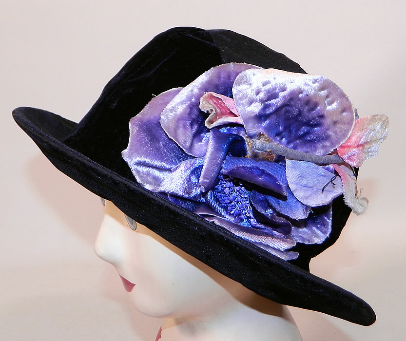 Vintage Hart Hats Black Silk Velvet Wide Brim Purple Flower Flapper Cloche Hat
This vintage Hart Hats black silk velvet wide brim purple flower flapper cloche hat dates from the 1920s. 