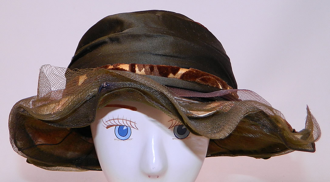 Vintage Brown Silk Voided Velvet Pink Flower Trim Wide Brim Cloche Hat
This vintage brown silk voided velvet pink flower trim wide brim cloche hat dates from the 1920s.