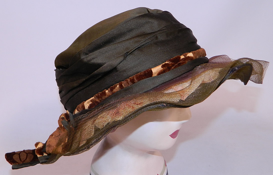 Vintage Brown Silk Voided Velvet Pink Flower Trim Wide Brim Cloche Hat
This fabulous flapper cloche style hat has a form fitting style, with an uneven asymmetrical wavy brim which is wider on the sides and is fully lined inside the crown in black silk. 
