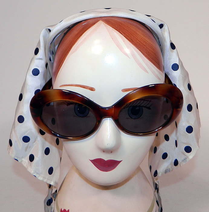 Vintage Audrey Hepburn Style Italian Polka Dot Headscarf Headband & Sunglasses
This vintage Audrey Hepburn style Italian polka dot headscarf, headband and sunglasses dates from the 1960s.