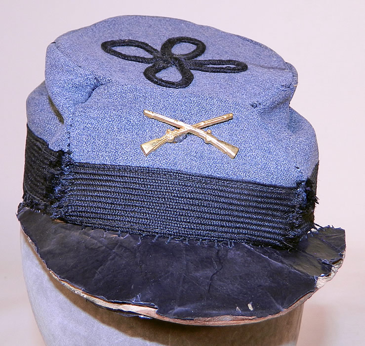 Vintage Repro Childs Civil War CSA Confederate Infantry Pin Gray Wool Kepi Cap Hat
This vintage child's Civil War CSA Confederate infantry pin gray wool kepi cap hat is a reproduction of the 1860s style