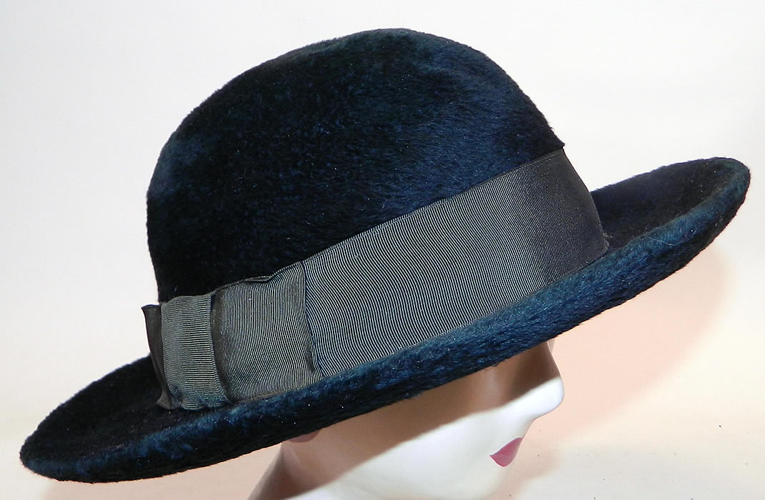 Edwardian Vintage Matteawan Mfg. Co. Green Felted Wool Derby Bowler Hat
This Edwardian era vintage Matteawan Mfg. Co. dark green felted wool derby bowler hat dates from 1910.