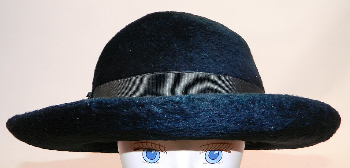 Edwardian Vintage Matteawan Mfg. Co. Green Felted Wool Derby Bowler Hat
It is made of a dark green plush felted fur nap wool fabric, with a green silk grosgrain ribbon hat band. 