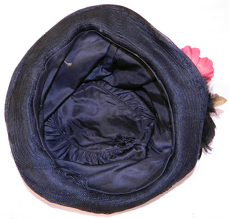 Vintage  Black Woven Straw Silk Lace Red Flower Feather Trim Flapper Cloche Hat
This fabulous flapper cloche style hat is form fitting, with a slight rolled front brim and is fully lined in a black silk fabric inside. 