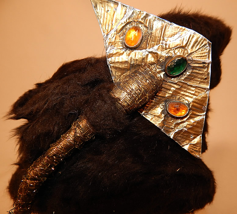 Vintage Sykes NY Label Brown Beaver Felt Fur Gold Jeweled Trim Toque Cloche Hat
It is made of a dark chocolate brown plush beaver felt fur fabric, with a gold metallic thread wrapped, wired crimped foil bejeweled winged triangle trim accent on the front. 