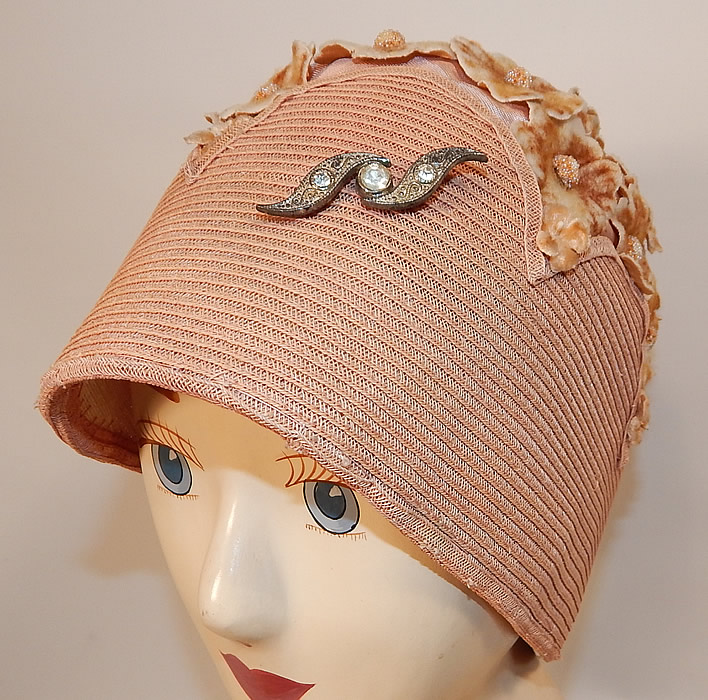 Vintage Peachy Pink Woven Straw Velvet Flower Applique Flapper Cloche Hat
This vintage peachy pink woven straw velvet flower appliqu&eacute; flapper cloche hat dates from the 1920s. 