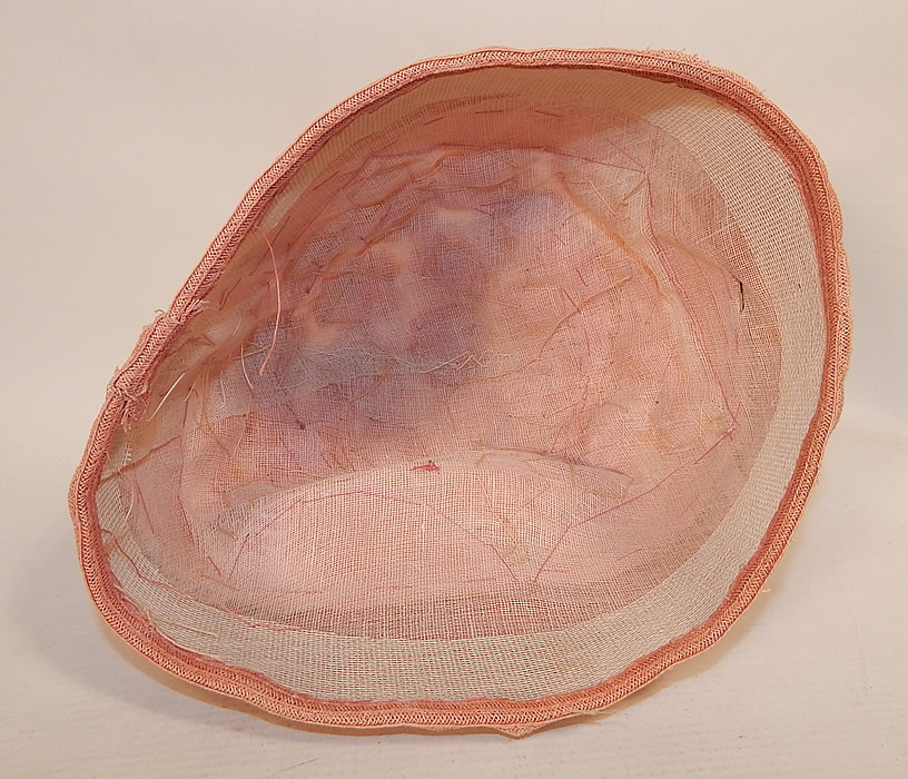 Vintage Peachy Pink Woven Straw Velvet Flower Applique Flapper Cloche Hat
It is in good condition, missing only a few stamen centers on the flowers and the lining has been removed. This is truly a wonderful piece of wearable Art Deco millinery art!