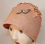 1920s Vintage Peachy Pink Woven Straw Velvet Flower Applique Flapper Cloche Hat
