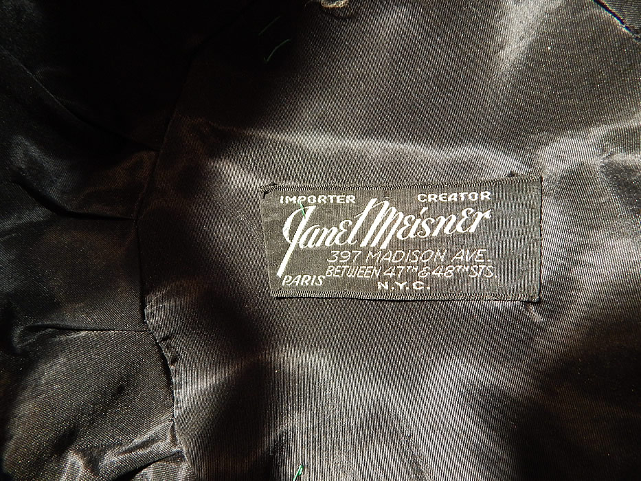 Vintage Janet Meisner Mado Paris Label Green Velvet Leaf Floral Trim Bicorne Hat
There is a "Janet Meisner 397 Madison Avenue N.Y.C." designer label and "Mado 22 Rue Des Capucines Paris" store label sewn inside.