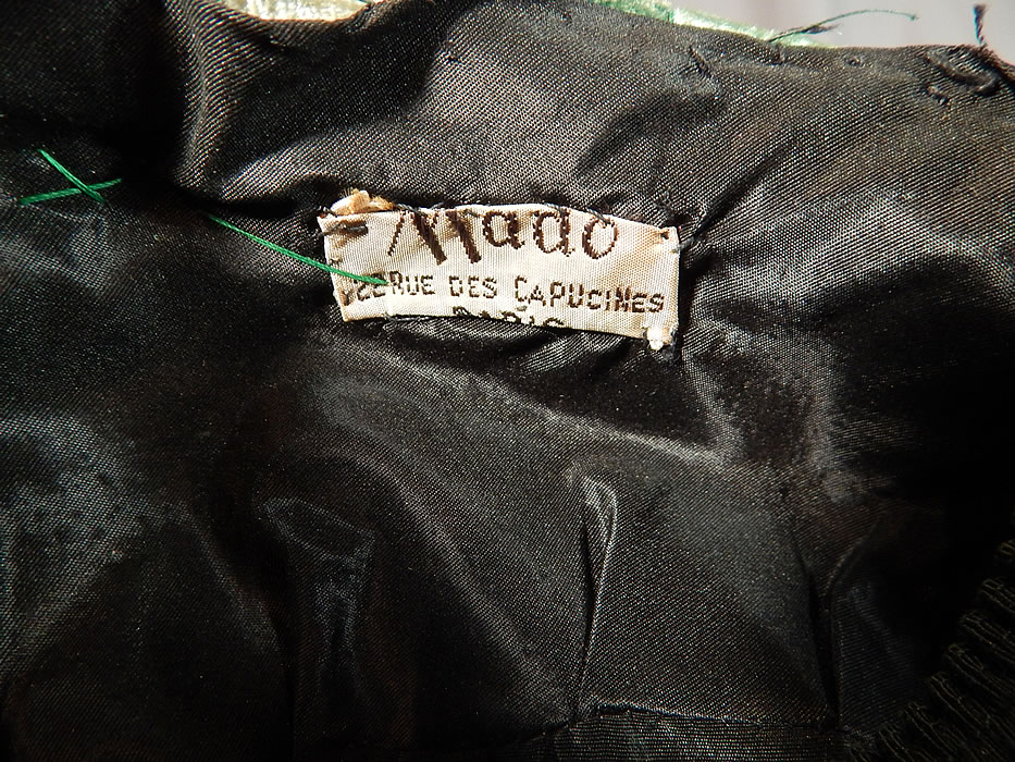 Vintage Janet Meisner Mado Paris Label Green Velvet Leaf Floral Trim Bicorne Hat
There is a "Janet Meisner 397 Madison Avenue N.Y.C." designer label and "Mado 22 Rue Des Capucines Paris" store label sewn inside.