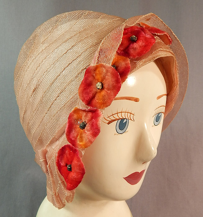 Vintage Art Deco Woven Pink Pastel Red Velvet Flower Flapper Cloche Hat
This vintage Art Deco woven pink pastel red velvet flower flapper cloche hat dates from the 1920s.