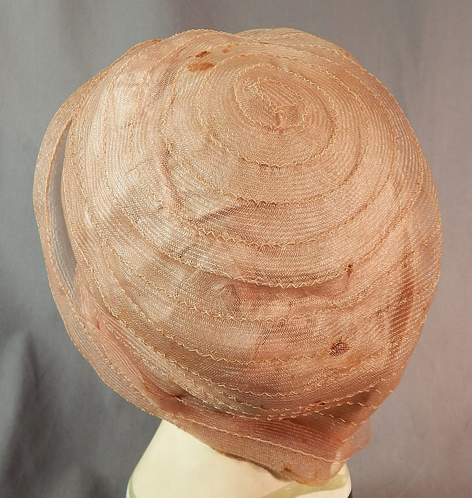 Vintage Art Deco Woven Pink Pastel Red Velvet Flower Flapper Cloche Hat
It is in good as-is condition, with a few faint small age spot stains and a tiny hole on the back. 