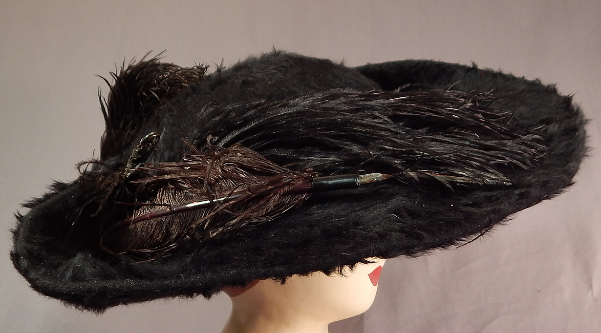 Edwardian Titanic Black Beaver Felt Fur Feather Large Wide Upturned Brim Tricorn Hat
It is made of a black plush beaver felt fur fabric, with black ostrich feather plumes trim. 