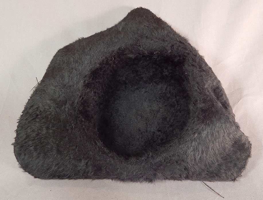Edwardian Titanic Black Beaver Felt Fur Feather Large Wide Upturned Brim Tricorn Hat
The hat measures 19 inches wide, 14 inches across and has a 25 inch inside crown circumference,. It is in excellent condition. This is truly an amazing dramatic opulent ladies Titanic era hat! 