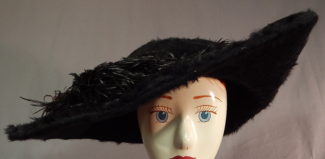 Edwardian Titanic Black Beaver Felt Fur Feather Large Wide Upturned Brim Tricorn Hat
This fabulous furry grand hat has a wide brim upturned along the sides creating a tricorn style and a large oversized round crown. 