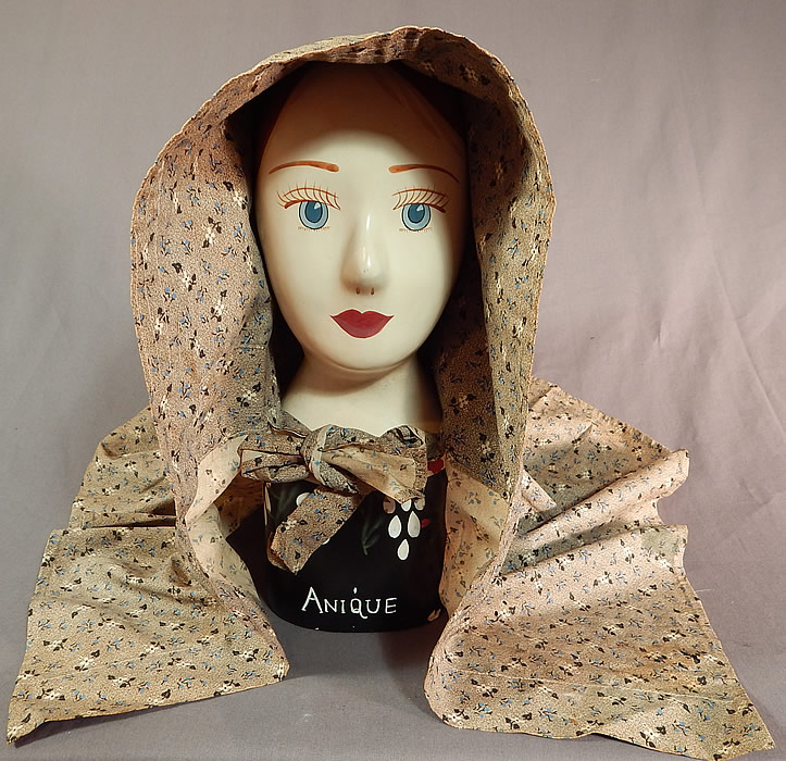 Victorian Calico Cotton Floral Print Long Curtain Sunbonnet Sunhat Workwear Bonnet
This antique Victorian womens calico cotton floral print long curtain sunbonnet sunhat workwear bonnet dates from 1900.