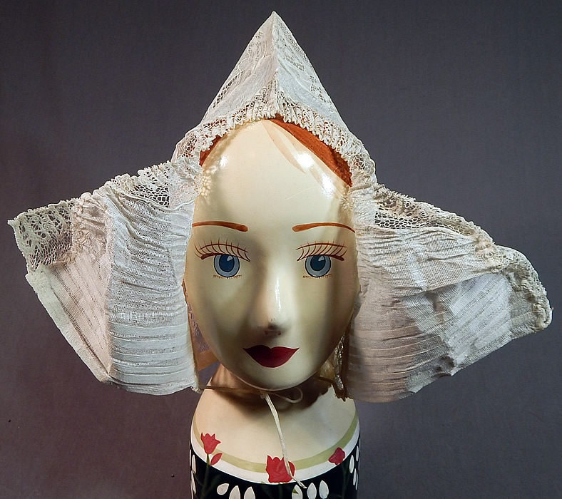 Vintage Antique Womens White Lace Dutch Folk Costume Bonnet Cap Hat
This vintage antique womens white lace Dutch folk costume bonnet cap hat dates from the late 19th century. It is made of a sheer white crinoline stiffened pleated cotton muslin and floral lace pattern fabric.