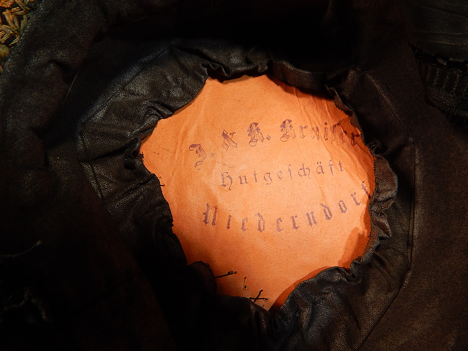 Antique Gold Bullion Embroidered Tracht Bavarian German Austrian Folk Costume Hat
There is a paper label inside from "J. & K. Kruifer Hutgefhaft Niederndorf". 