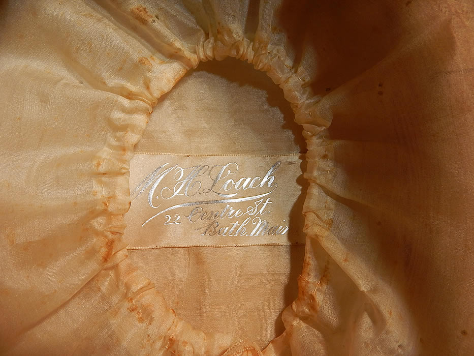 Vintage M. H. Loach Natural Woven Straw Green Ribbon Feather Rosette Wide Brim Hat
It is in good as-is condition, with some loose molting, missing feathers, only one remaining brass stud trim center and some faint foxing age spot stains on the inside lining.