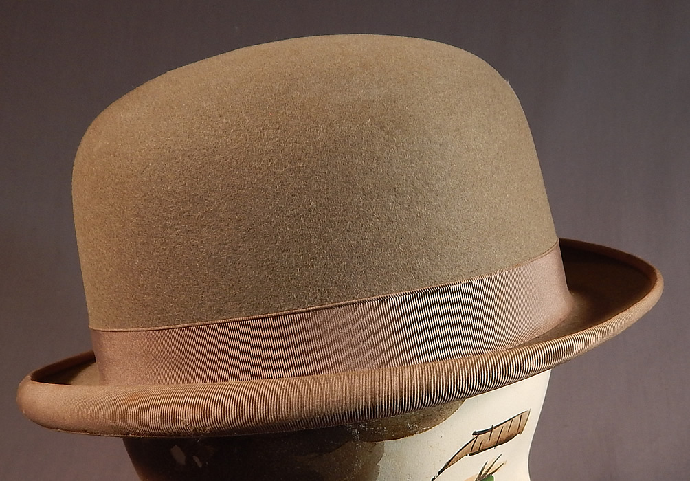 Vintage Cavanagh Hats New York Men's Felt Taupe Brown Derby Bowler Hat
This vintage Cavanagh Hats New York label men's felt taupe brown derby bowler hat dates from the late 1950s. It is made of a brownish gray taupe color felt wool, with a brown silk grosgrain ribbed ribbon hatband trim.