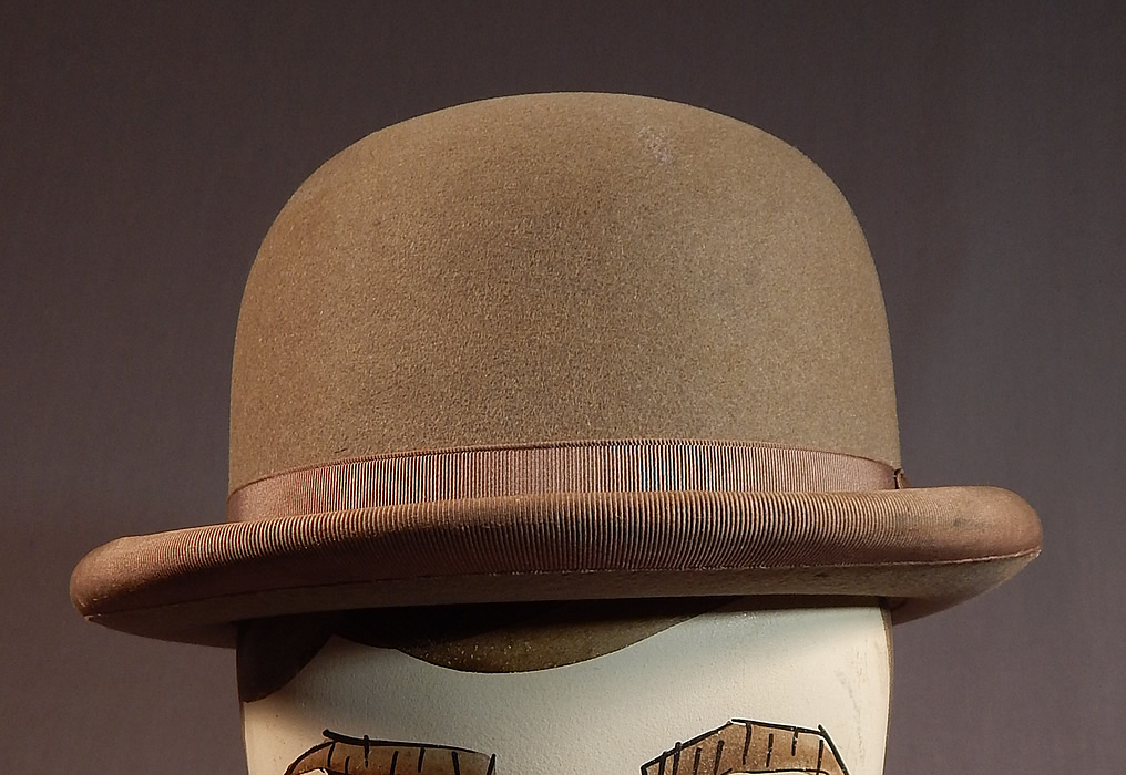 Vintage Cavanagh Hats New York Men's Felt Taupe Brown Derby Bowler Hat
This dashing dapper derby gentlemen's bowler hat has a hard rounded crown, a small rolled brim trimmed in a brown silk grosgrain. elastic straps attached underneath for securing onto the head and is fully lined in a white silk satin fabric.