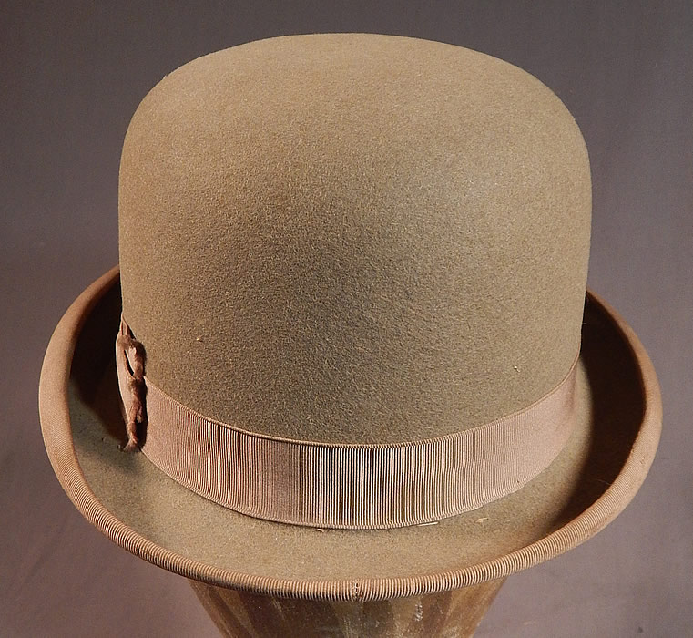 Vintage Cavanagh Hats New York Men's Felt Taupe Brown Derby Bowler Hat
This quality made mens bowler hat is in good condition, with only some minor wear and has been gently worn.