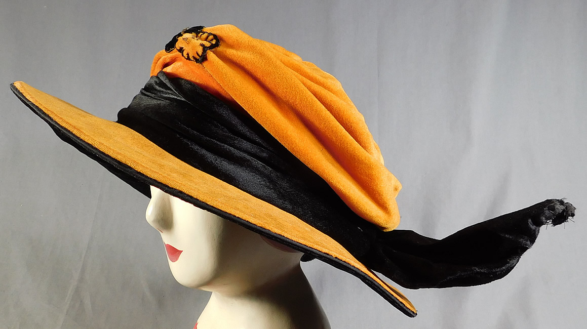 Vintage Harris Hat & Cloak Shop Orange Black Velvet Winged Wide Brim Cloche
This vintage Harris Hat & Cloak Shop orange black velvet winged wide brim cloche dates from the 1920s. 
