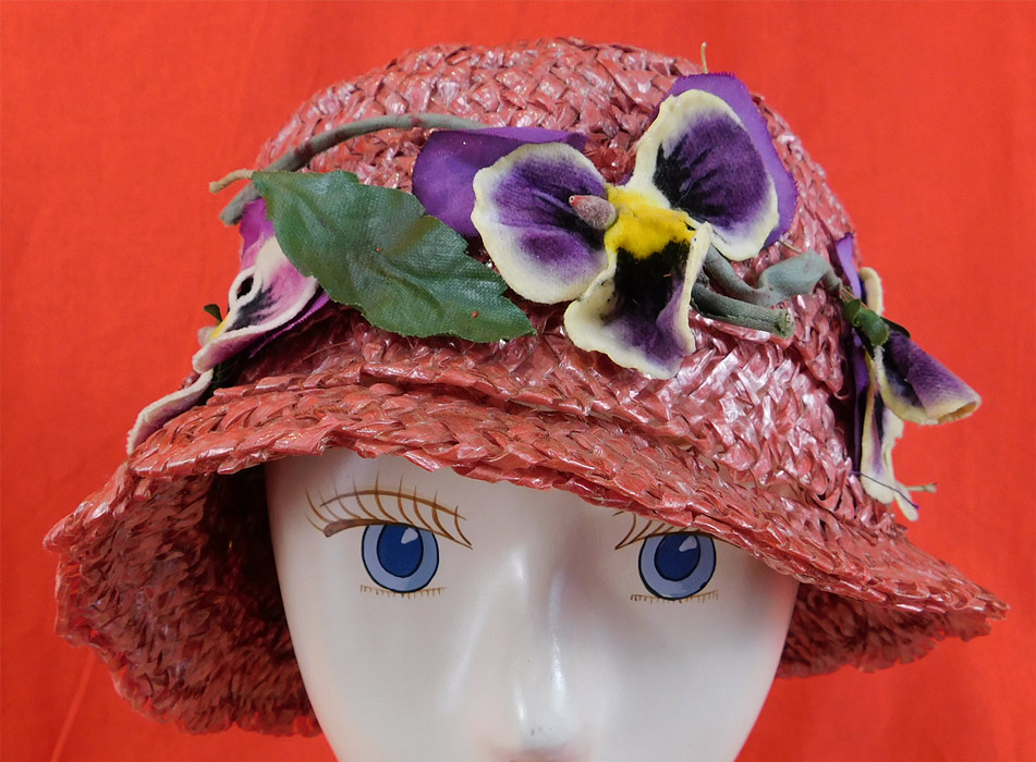Vintage Woven Pink Straw Purple Velvet Pansy Flower Trim Cloche Hat Hatpin
It is made of a pearlized pink woven raffia straw with purple velvet flower appliques trimming around the crown.