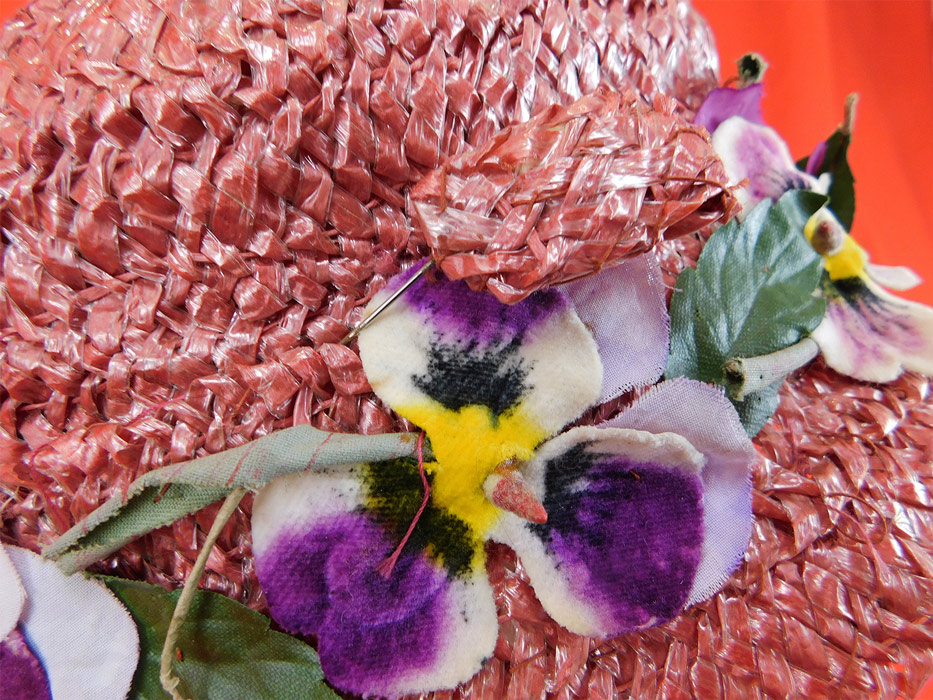 Vintage Woven Pink Straw Purple Velvet Pansy Flower Trim Cloche Hat Hatpin
This vintage woven pink straw purple velvet pansy flower trim cloche hat and hatpin dates from the 1920s.
