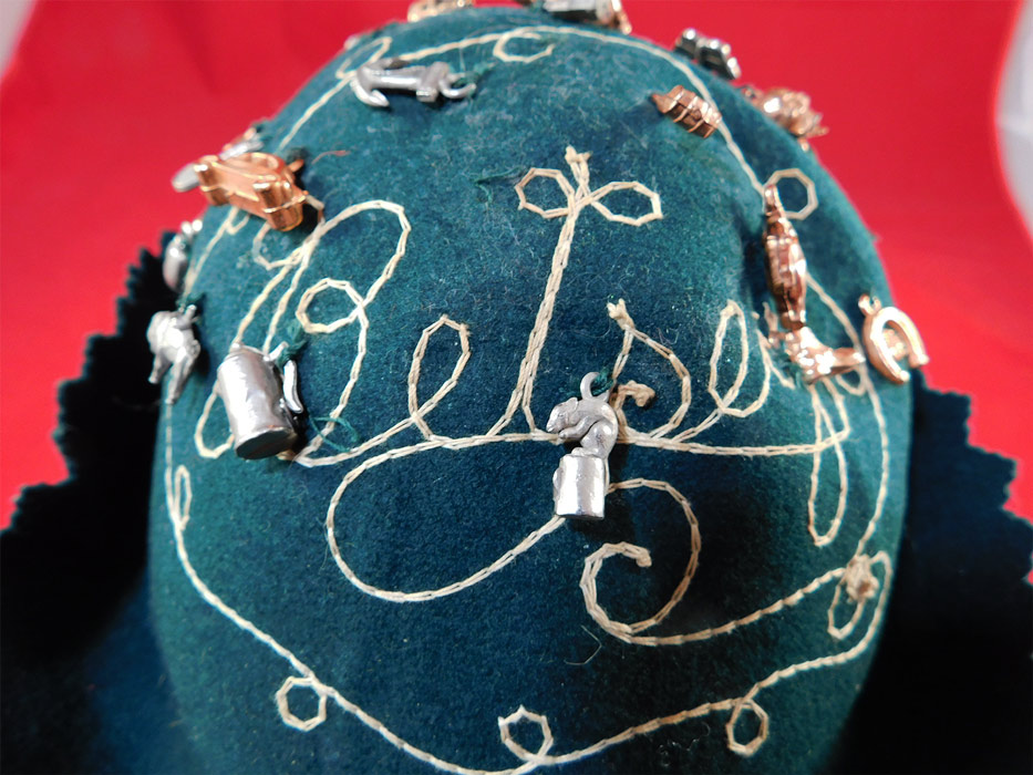 Vintage Cracker Jack Prize Toy Charms Green Felt Beanie Whoopee Cap Jughead Hat
This charming charm embellished beanie, whoopee cap, Jughead style hat has an upturned front brim crown trimmed with a zigzag cut, decorative white stitching sewn with the name "Betsey" and is unlined stamped inside Made in U.S.A. 