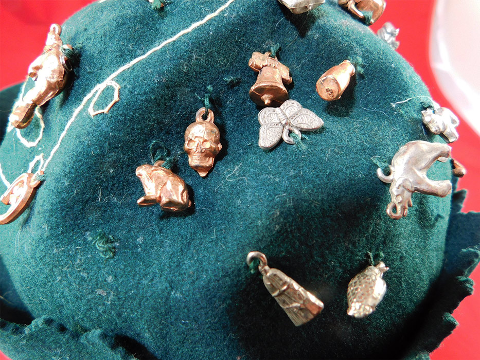 Vintage Cracker Jack Prize Toy Charms Green Felt Beanie Whoopee Cap Jughead Hat
The hat measures 21 inches inside crown circumference. 
