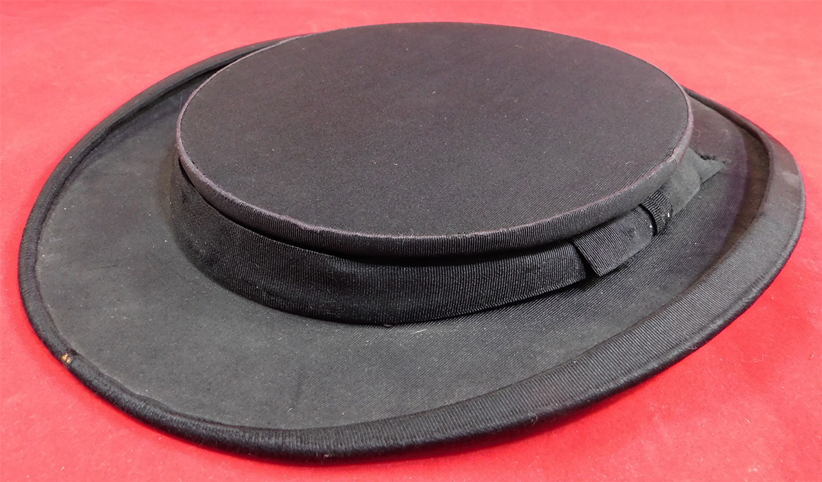 Vintage Finchley Establishment Fifth Ave NY Men's Black Silk Collapsible Opera Top Hat
This quality made hat is in good as-is condition, has been gently worn with some wear, wrinkles from storage, a small separation from brim to crown in one area, a puckered open seam on the inside lining and a tiny frayed hole on the front brim edging (see close-up).