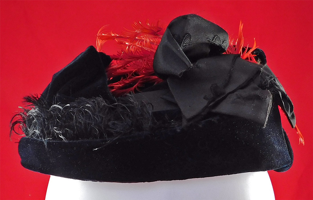 Victorian 1870s Black Velvet Red Feather Ribbon Trim Small Pork Pie Toque Traveling Hat
This antique Victorian era black velvet red feather ribbon trim small pork pie toque traveling hat dates from the 1870s.