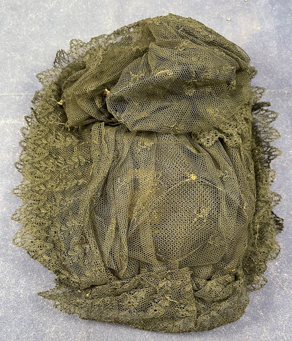 Victorian Antique Black Chantilly Tambour Lace Net Wire Frame Morning Bonnet Hat
It is in excellent condition.