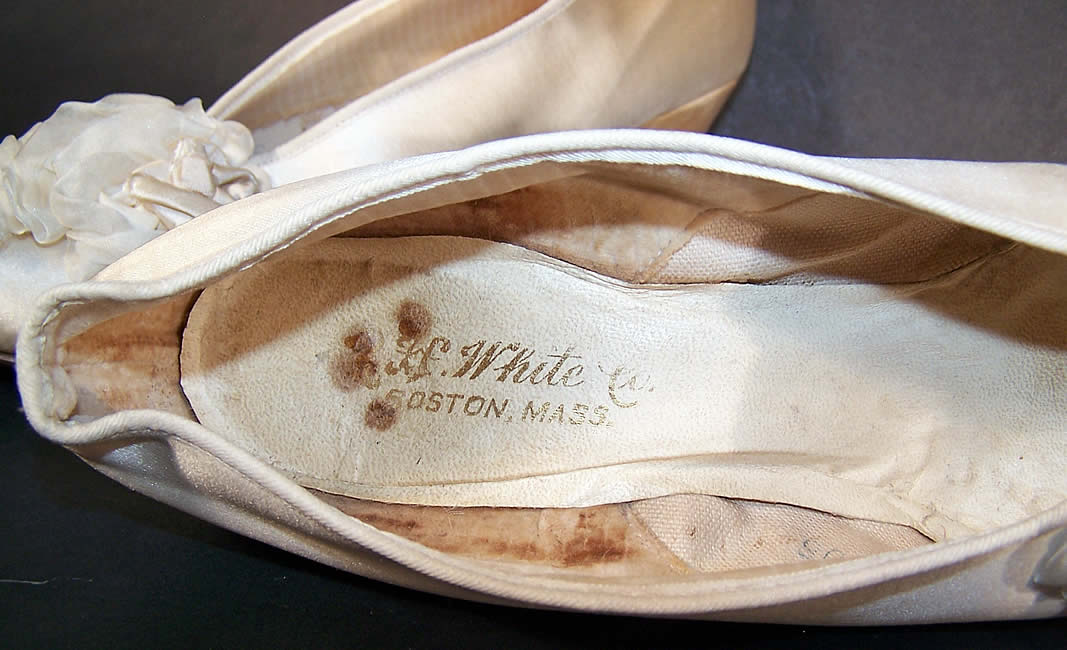 They are lined in a white kid leather and linen fabric, with a "R.H. White Co. Boston, Mass." department store label size 6 1/2 stamped inside. 