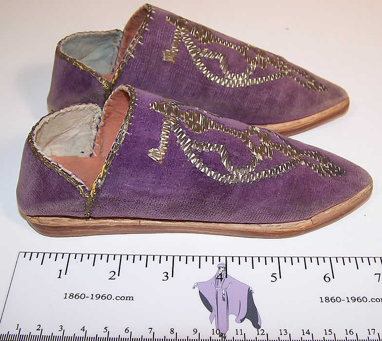 Vintage Moroccon Childs Cherbil Gold Embroidery Purple Velvet Slipper Shoes side view.