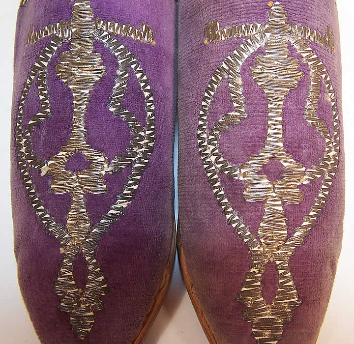 Vintage Moroccon Childs Cherbil Gold Embroidery Purple Velvet Slipper Shoes close up