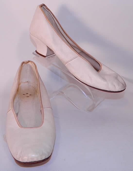 Victorian White Kid Leather Small Bridal Wedding Slippers Shoes Straight Sole. This pair of antique Victorian era white kid leather small bridal wedding slipper shoes straight sole date from 1850.
