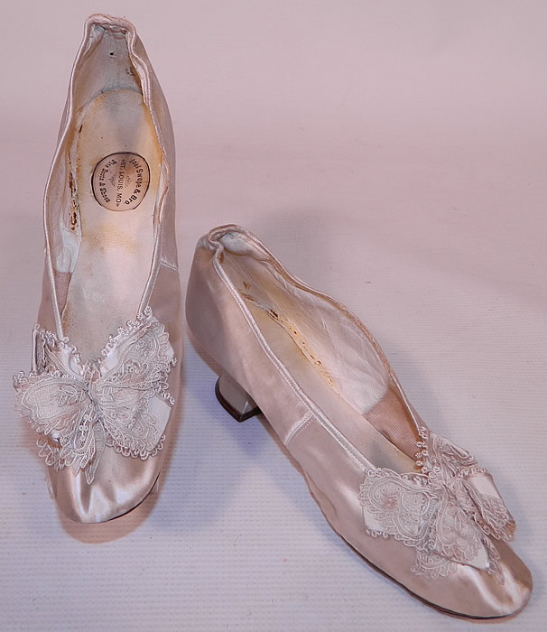 Victorian Joel Swope & Bro. Label White Silk Lace Bow Bridal Wedding Shoes
They are made of a white ivory color silk satin fabric, with white lace and ribbon bow trim on the front instep vamps. 
